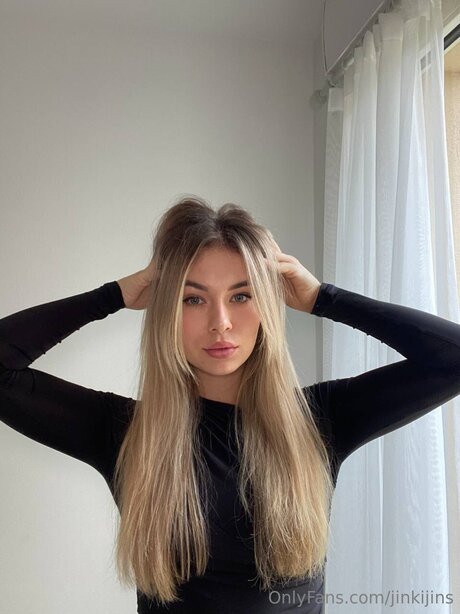 Jinkijins model sexy photos