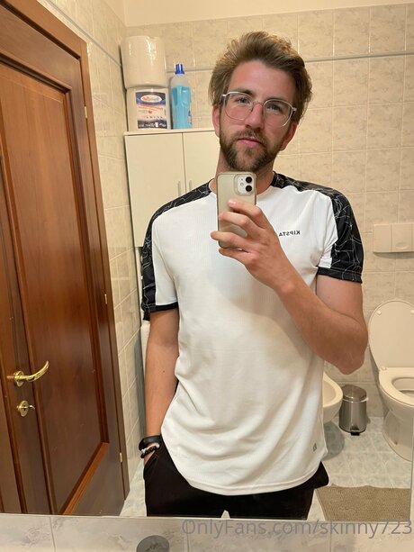 Skinny723 nude pornstar pic