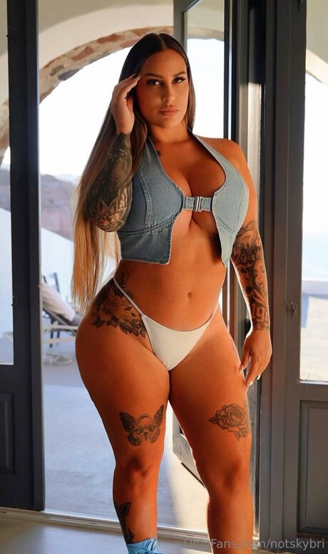 Notskybri model adult image