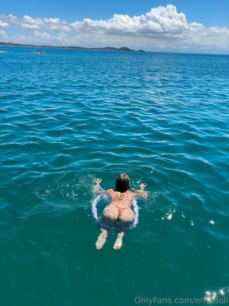 Emadoll model hot images