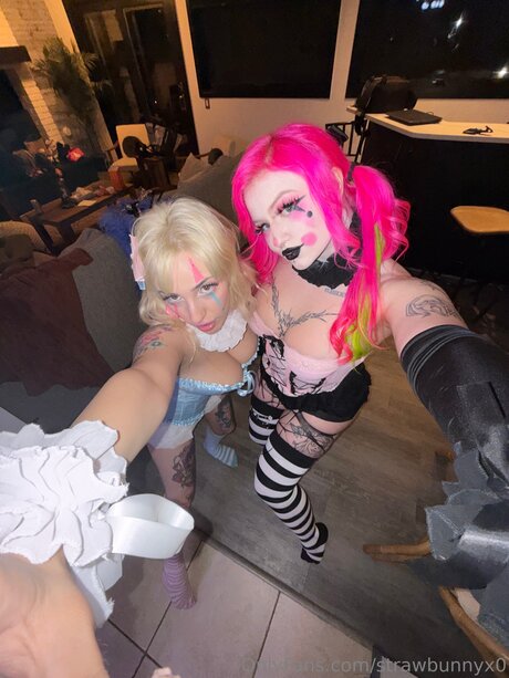 Strawbunnyx0 porn model picture