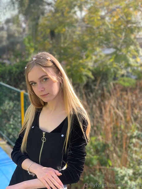 Arya Lune model exclusive photo