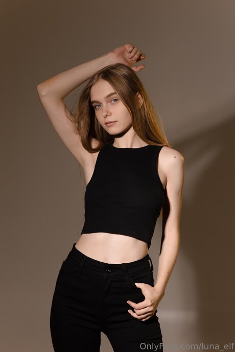 Arya Lune sexy actress image