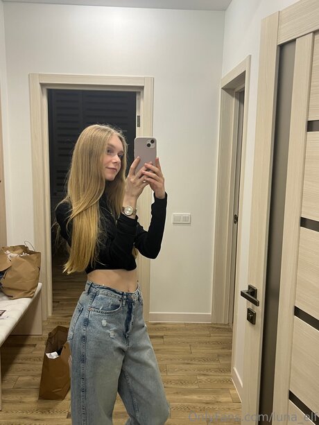 Arya Lune pretty pornstar image