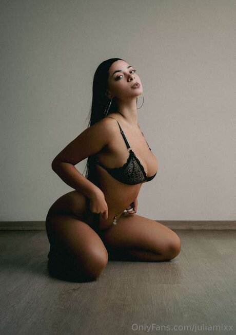 Juliamlxx model naked picture