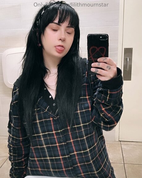 Lilithmournstar porn model img