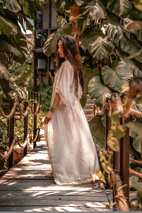 Flor Apassion exclusive star pictures