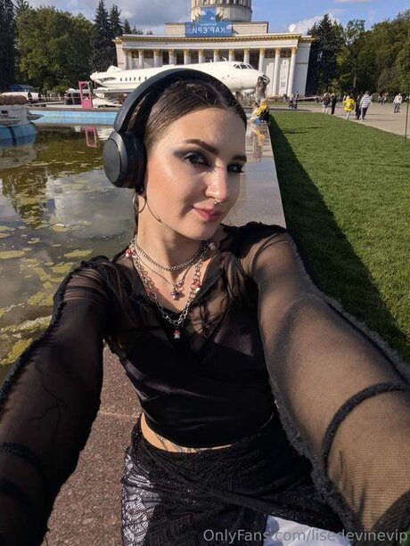 Lisedevinevip exclusive model pics