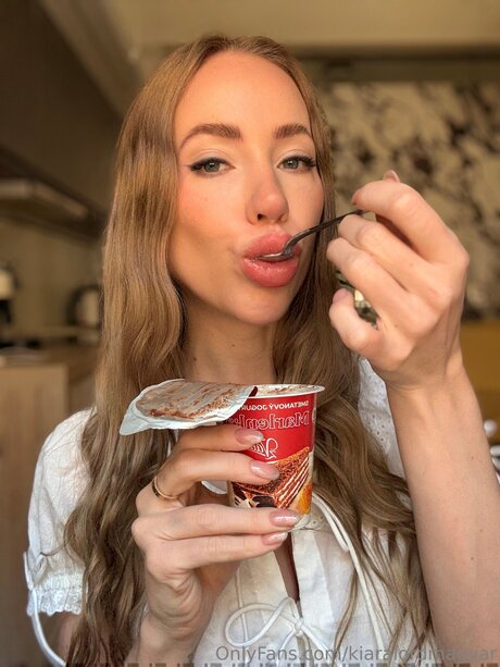 Kiaralordmagyar hot actress image