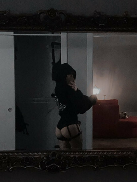 Ltlyata model sexy image