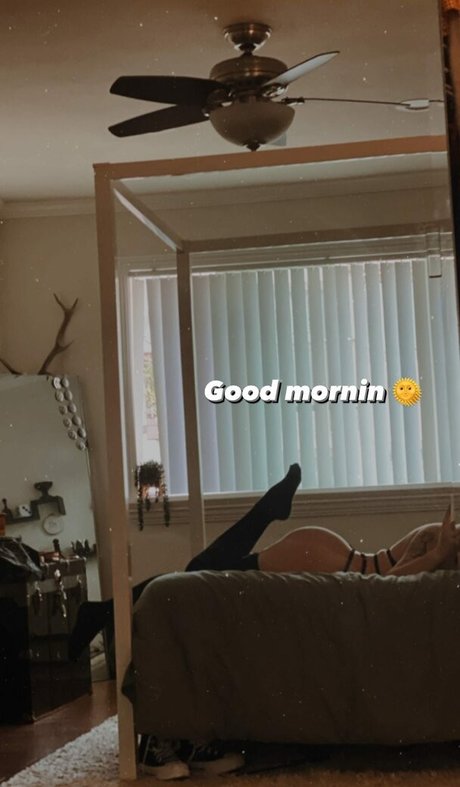 Ltlyata naked pornstar image