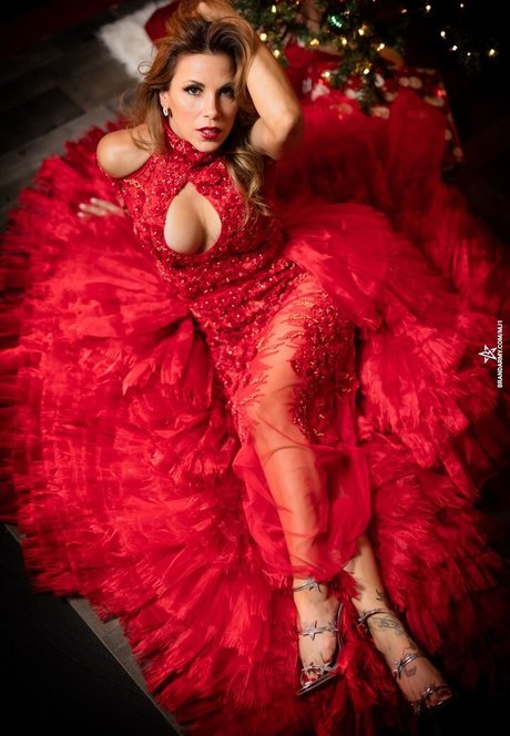 huge fake tits onlyfans naked pic