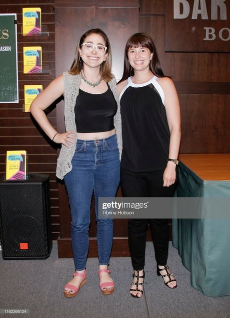 Allison Raskin beautiful actress images