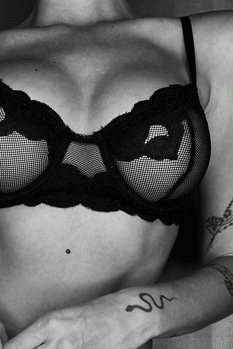 presssme exclusive model img