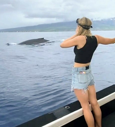 Nikki Glaser star high quality image