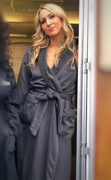 Nikki Glaser nice actress photo