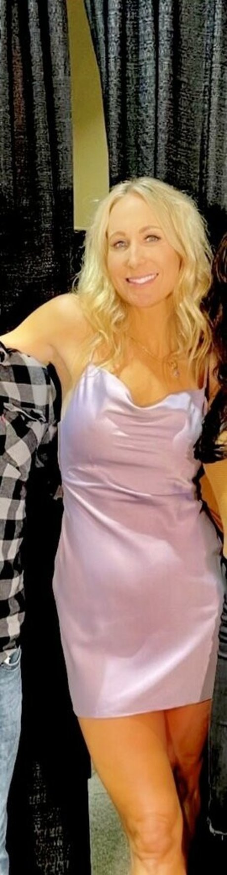 Nikki Glaser sex star img