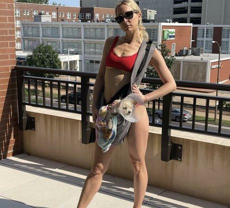 Nikki Glaser beautiful model image