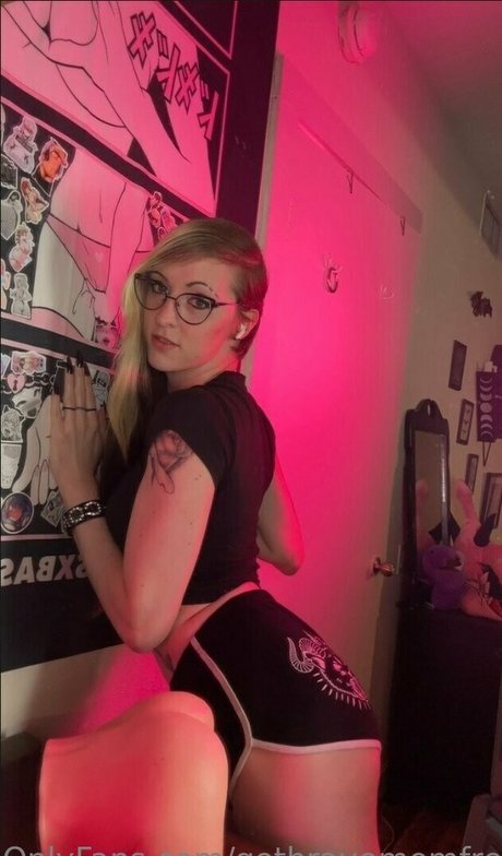 gothravemomfree naked model photo