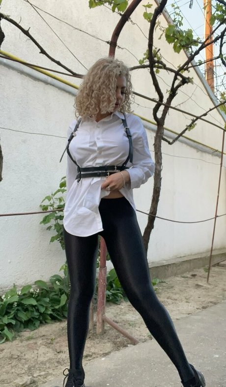 curly lexi exclusive model picture