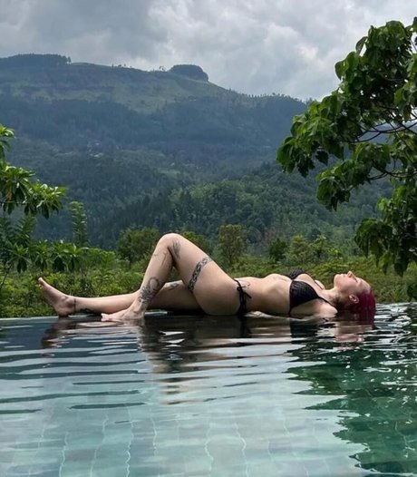 Young Leosia star erotic galleries