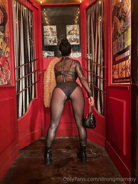 Strongmommy model pornographic images