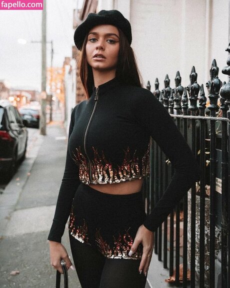 Chloe Campbell porn model pic