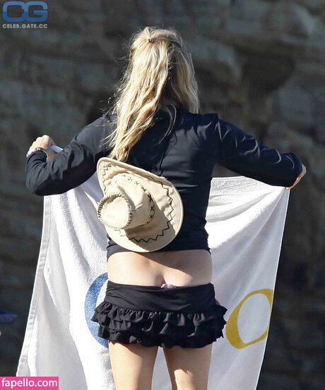 T a Leoni model porn pics