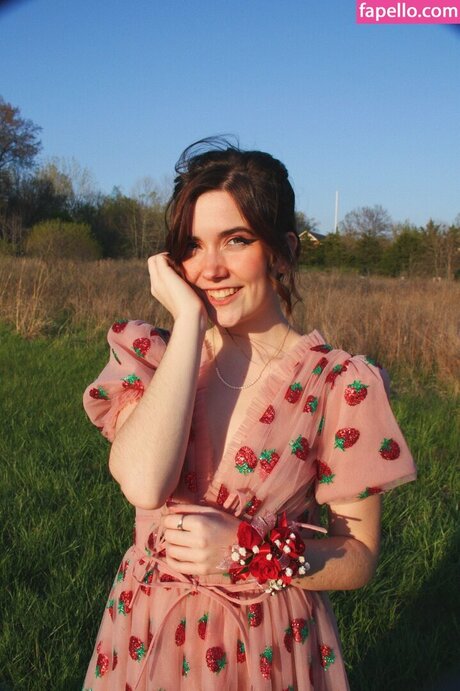 graciecatemakes hot model picture