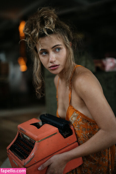 Charlotte Mckee naked model photo