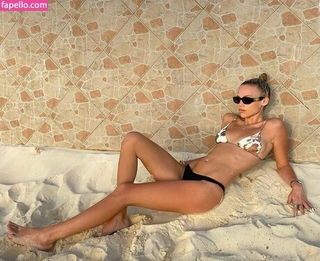 Hallie Batchelder model erotic archive