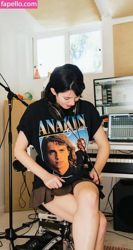 Luna Shadows pretty model img