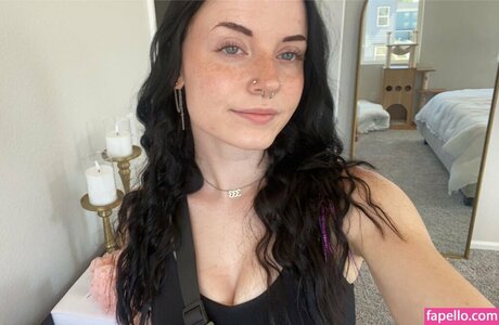 Emileesilvey naked pornstar pic