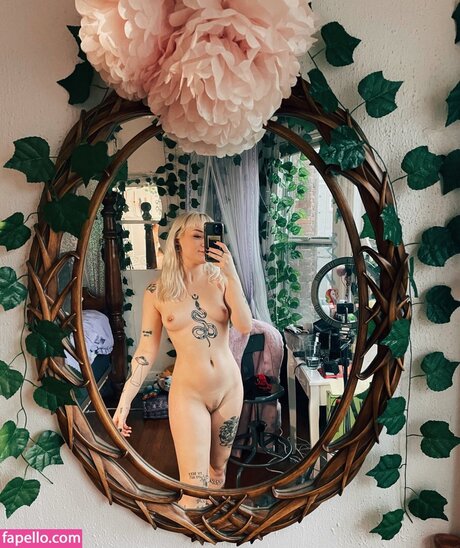 Naomi Nash adult model pic