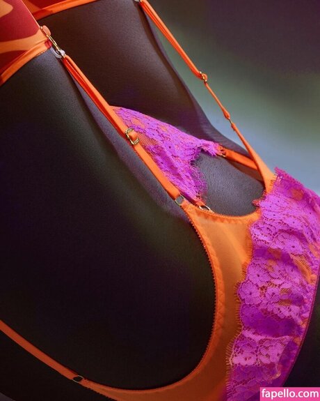 Naomi Nash model naked img