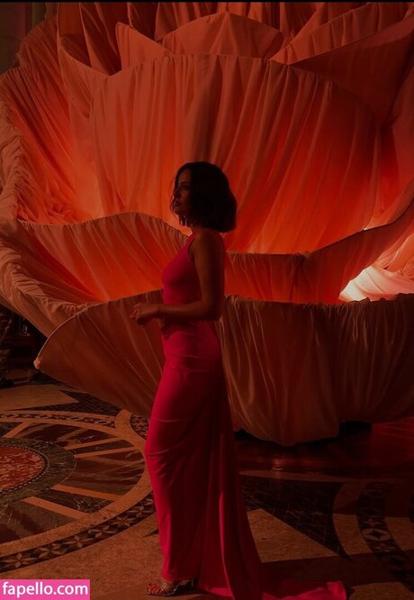 Pelin Akil model pretty picture