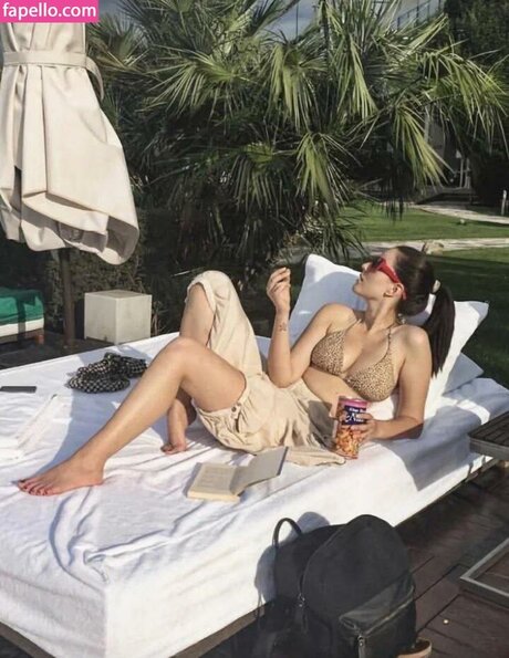 Pelin Akil free pornstar pics