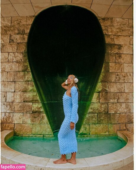 Spellling model exclusive picture