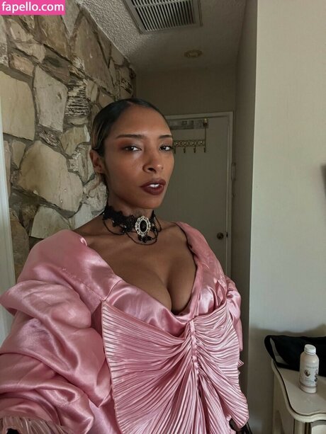 Spellling nudes model pics