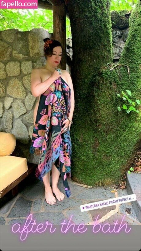 Jennifer Tilly model pic