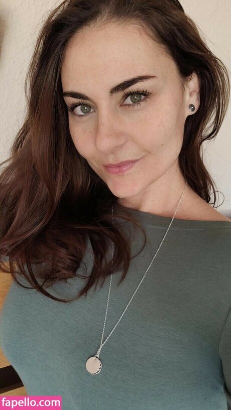 Nina Sita model perfect image