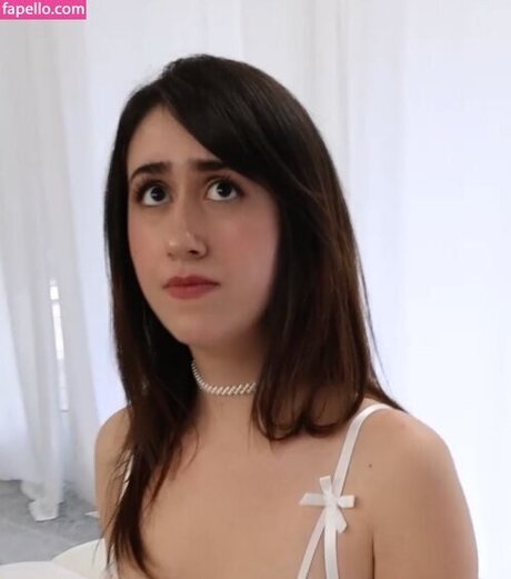 Khloe Mendosa hot actress img