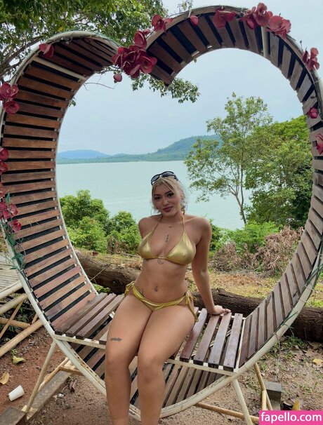 ghouluvr model pornographic images