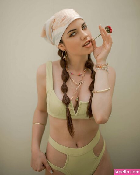 Celepamio xxx model photo