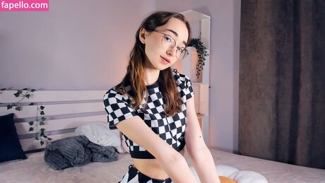 Polly Bee model beautiful img