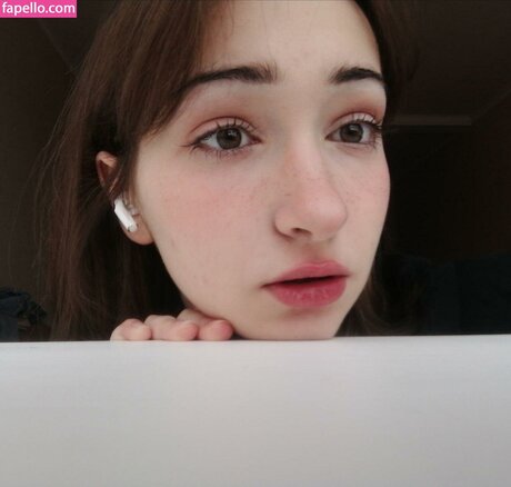 Polly Bee exclusive star image