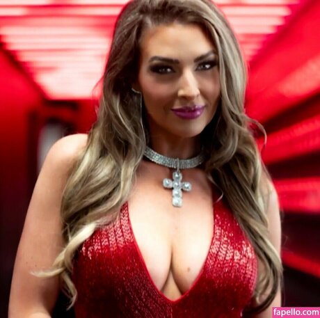 McKenzie Mitchell model pretty picture