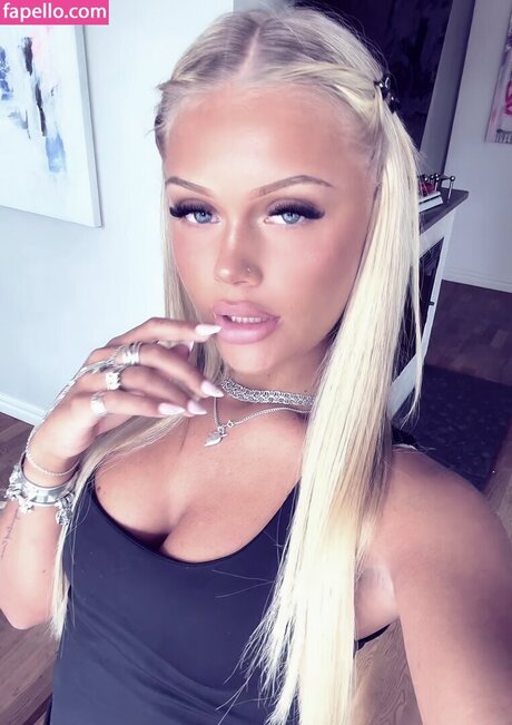 sagastq nude model images