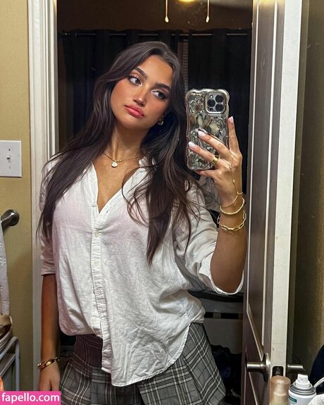 Katie Thompson star exclusive photos