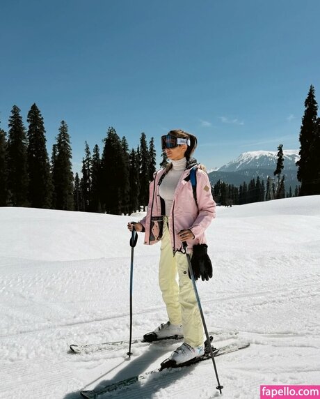 Pragya Kapoor star art gallery